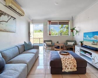 Recharge on Garden I Cafes & Comfy Quarters - Brisbane - Living room