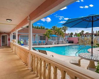 Blind Pass Resort Motel - Saint Pete Beach - Pool