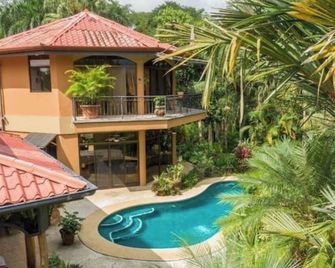Casa Renovare' Tropical Farm Apt - Naranjito - Piscina