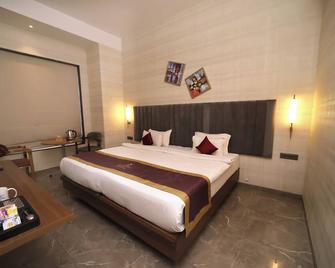 Hotel Reyansh Pride - Boisar - Bedroom