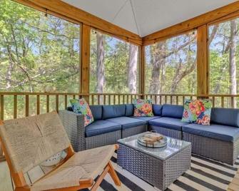 Peaceful cottage in the quaint Town of Irvington! - Irvington - Living room