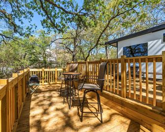 Travel Trailer at the Water w Easy Access, Hot Tub, Grill, 2-Tier Deck - Corsicana - Balkon