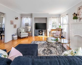 Beautiful 2nd Floor Stand Alone Home with Garage & Gym Near Beach - Long Beach - Wohnzimmer