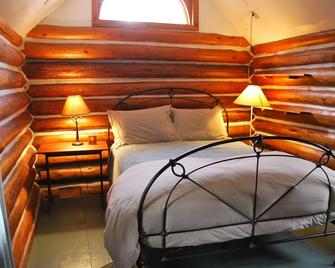 Lazy M Mountain Cabin- A Cozy Mountain Getaway. No Cleaning Fee - Gardiner - Bedroom