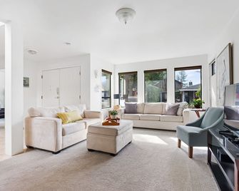 Family Vacation Home At Cultus Lake - Pet Friendly - Chilliwack - Living room