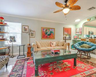 Boho-Chic Retreat with Yard, 22 Mi to Dtwn Austin! - Kyle - Wohnzimmer