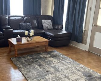 Charming house walking distance to restaurants -1.7 miles to beach! - Escanaba - Huiskamer