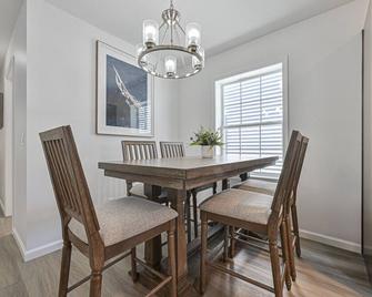 Atlantic City Vibes - Unit A - Brigantine - Comedor