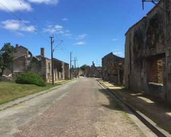 Our House In Foulounoux Is Comfortable, Relaxed And Rustic And We Love It! - Exideuil - Edificio