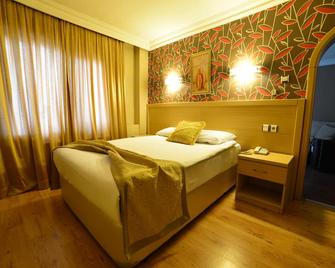 Royal Carine Hotel - Ankara - Phòng ngủ