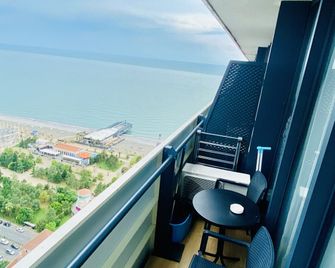 World-class apartment hotel Orbi City with beautiful views - Batum - Balkon
