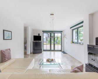 Holiday Home With Terrace, Cleaning Incl - Eisfeld - Olohuone