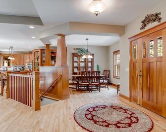 Woodhaven Retreat - Shakopee