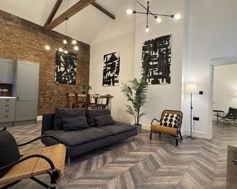 Modern 2 Bedroom Apartment - Wolverhampton Centre - Gated Development 3ch - Wolverhampton - Living room