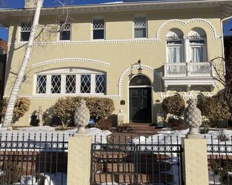 Pineapple House, Romantic 3 Bed 2 Bath Apt, Sleeps 6! Private Balcony! City Center! Free Parking! - דנבר - בניין