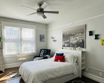 Beautiful Extended Stay Professional/Travel Nurse Studio - Midtown - Reno - Bedroom