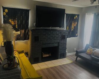 Beehive Cottage - Woodward - Living room