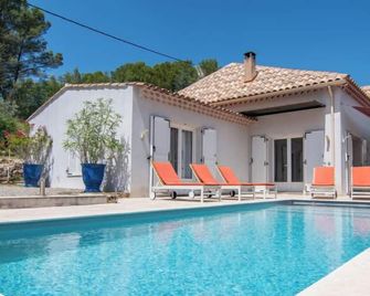 Holiday Home Les Eaux Claires by Interhome - Salernes - Piscina
