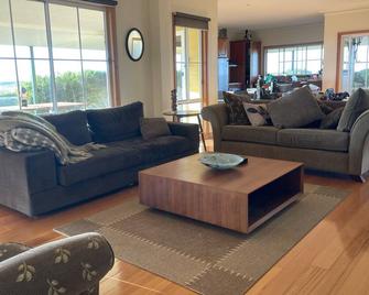 Nirvana Farm House - Wonthaggi - Living room