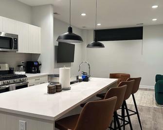 New Built Apartment Sleeps 8 - Chicago - Kitchen
