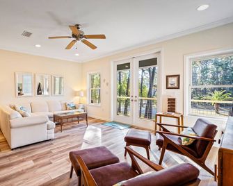 Gorgeous Magnolia Cottage: With Bicycles/Beach Equipment- Pet Friendly! Private! - Dauphin Island - Living room