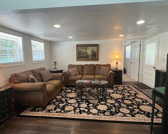 Boardman River Cottage, 2 Bedroom 1 Bath Steps Away From The Banks Of The River - Traverse City - Living room