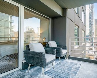 14th Floor Condo with Wifi & Shared Pool and Hot Tub - Amazing Location - Seattle - Balcony