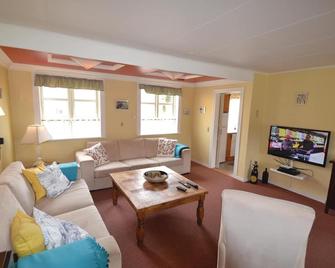 The nice property 'Ferie Fjord' is located in a beautiful area by the Limfjord in North Jutland. - Ranum - Sala de estar