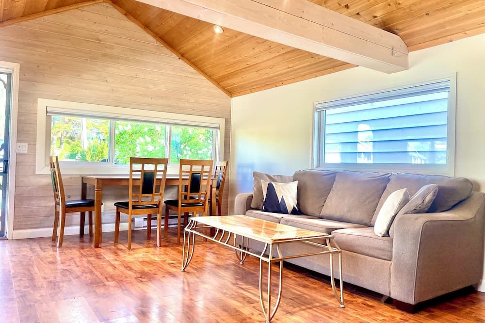 Beautiful Cabin Steps Away From The Beach - Sylvan Lake - Wohnzimmer