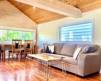 Beautiful Cabin Steps Away From The Beach - Sylvan Lake - Wohnzimmer
