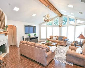 The Farm at Schulenburg | 112 Acres, Pool/Hot Tub - Schulenburg - Living room