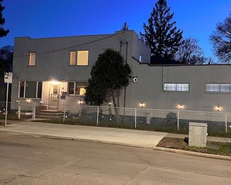 #6 (5 Star Private Room) Californian Nest{5kms 4m Airport} - Winnipeg - Building
