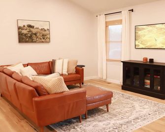 Cozy Home Near Bourbon Trail, & Ky Derby, Large Covered Patio, Fenced Backyard - Shepherdsville - Huiskamer