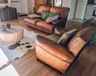 Le Manoir des Pélies-Le clos des Pélies. Gites in an old chapel. - Conques - Wohnzimmer