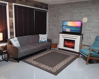 Fall, fireplace, fire pit @Leesville Lake 2 Private Bdrms NO Stairs - Carrollton - Вітальня