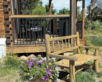 Charming Creekside Cabin next to 4 Mile Creek with mountain views. Dog friendly! - Cañon City - Patio