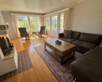 Holiday villa 'Oskarshamn' with sauna - Oskarshamn - Living room