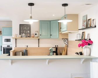 Bed & Breakfast in The Countryside Near Hiking Trails - Le Clos Gagné - Bais - Kitchen