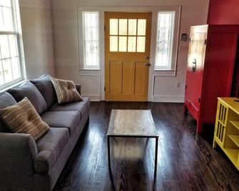 Kid Friendly modern home in New Orleans minutes away from the French Quarter - ניו אורלינס - סלון