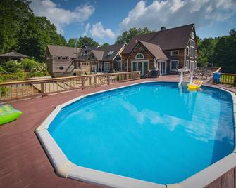 Phenomenal Guest House! With hot tub, sauna, pirate ship playground, & pool! - Pownal - Piscina