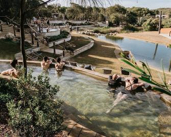Across from Beach. On Esplanade. Main st 900m. - Mornington - Pool