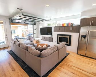 Upscale Townhome In Slohi, Minutes From Downtown, 4br, Kid Friendly - Denver - Living room