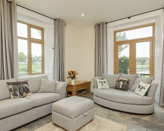 The Farmhouse - Uk10655 - Glastonbury - Living room