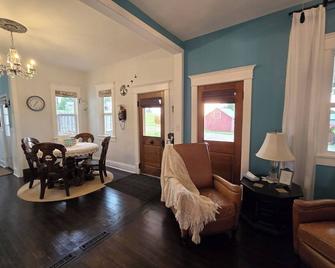North Crick Lodge-- 2-bedroom Cottage in the Country Village of Bow Valley - Hartington - Sala de estar