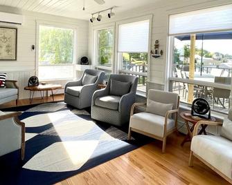 Newly Renovated Waterfront Home with Protected Boat Slip in Alexandria Bay NY. - Alexandria Bay - Huiskamer