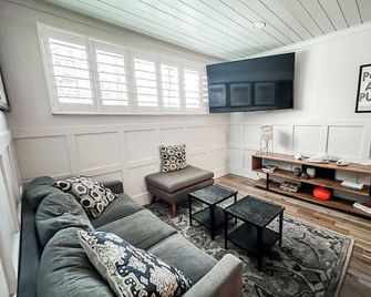 The 4M Golden House #9 - Beautiful Apt Minutes from Downtown! - Ann Arbor - Living room