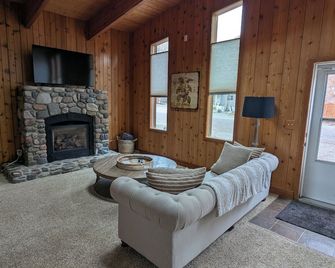 Annie Oakley's Outpost - Large 1-Bedroom in the Heart of Challis - Challis - Living room