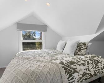 19th Par 2 - character villa with golfing green - newly renovated! - Mangawhai - Camera da letto