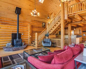Spacious Fairplay Log Home w/ Patio & Fire Pit! - Fairplay - Вітальня