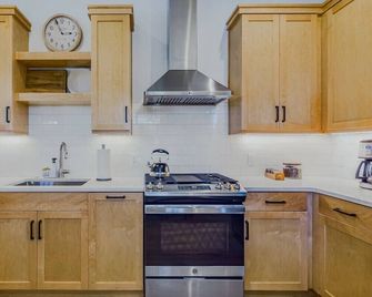 Located in Northtown Arcata, The Yellow Doors `A` - Arcata - Küche